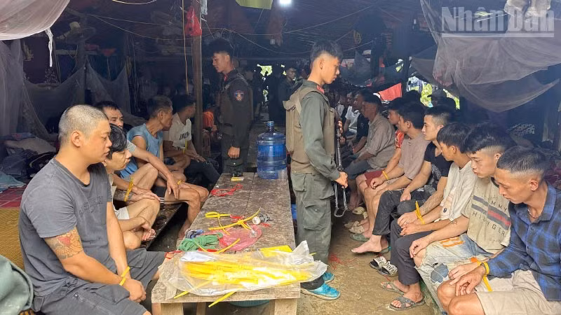 Lực lượng công an khống chế, bắt giữ các đối tượng khai thác vàng trái phép tại xã Gia Phù, tỉnh Sơn La.