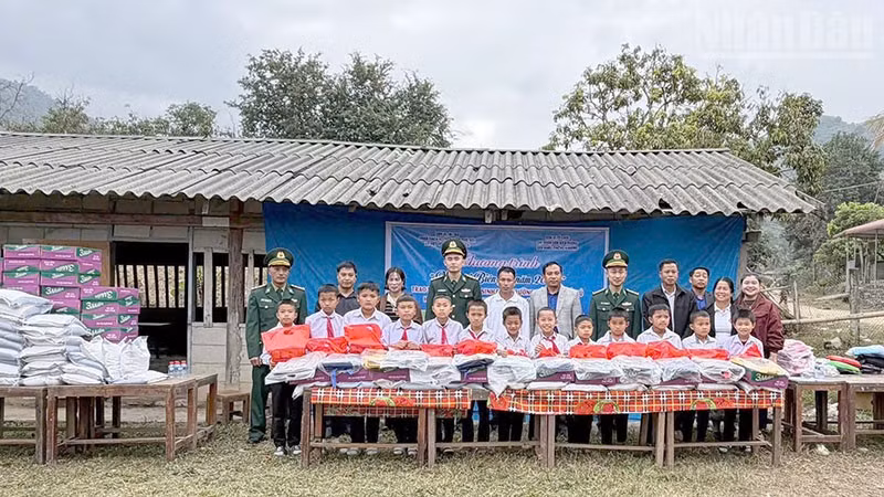 Cán bộ, chiến sĩ Đồn Biên phòng Cửa khẩu Chiềng Khương phối hợp đoàn thiện nguyện trao tặng quà cho học sinh trường tiểu học Huoicu, huyện MuongEt, tỉnh Huaphanh, nước bạn Lào.