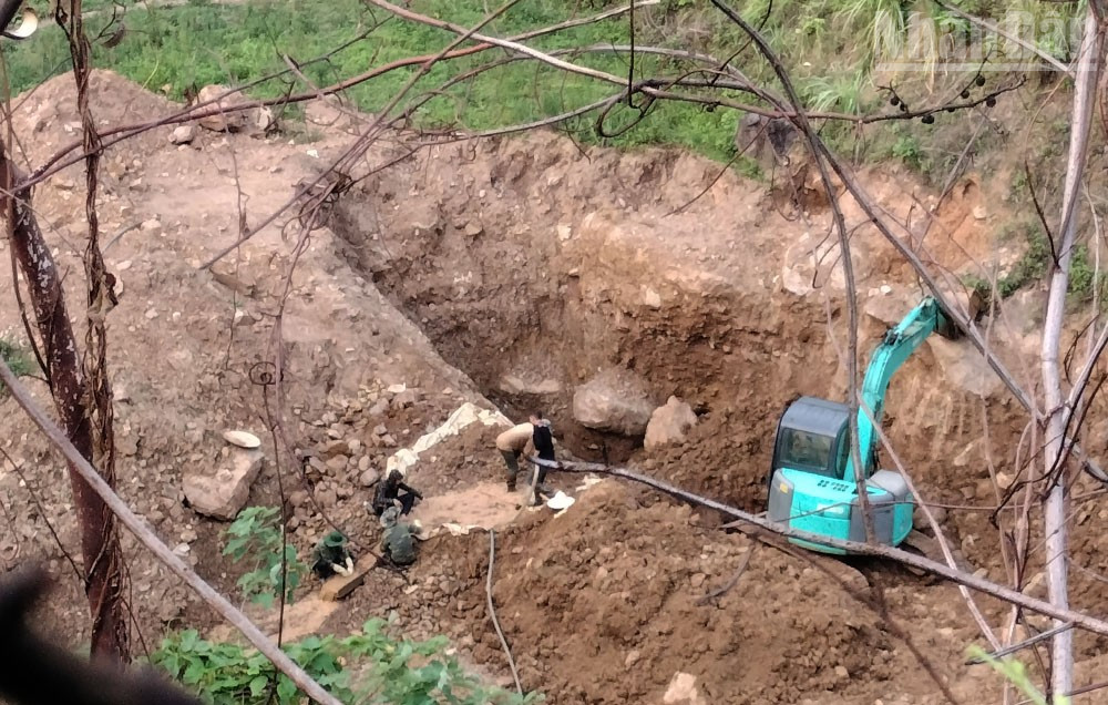 Hoạt động hủy hoại đất để khai thác vàng tại xã Tạ Bú, huyện Mường La cũ, nay thuộc xã Mường Bú. (Ảnh chụp lúc 17 giờ 59 phút ngày 11/6/2023) ndo_tr_vang-gia-phu-9.jpg