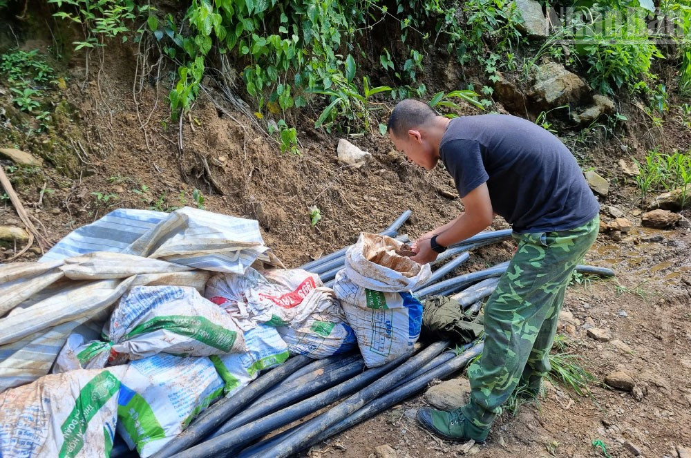 Hơn 20 bao quặng do các đối tượng khai thác phía trên núi của bản Tạ Bú, xã Mường Bú. (Ảnh chụp lúc 13 giờ 20 phút, ngày 4/7/2025) ndo_tr_z6771893124653-dbdbdbc2c83397a07a35bcd5fc766ccb.jpg
