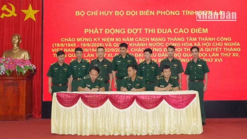 Đại diện các đơn vị ký kết giao ước thi đua.