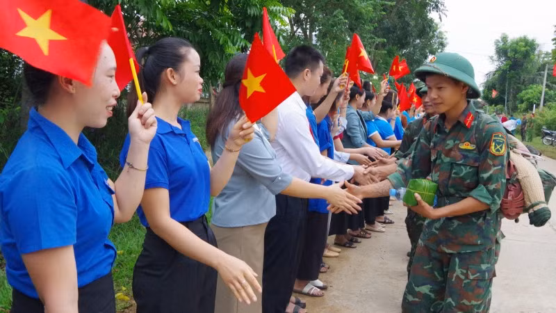 Cán bộ, chiến sĩ bịn rịn chia tay bà con nhân dân để hành quân về đơn vị.