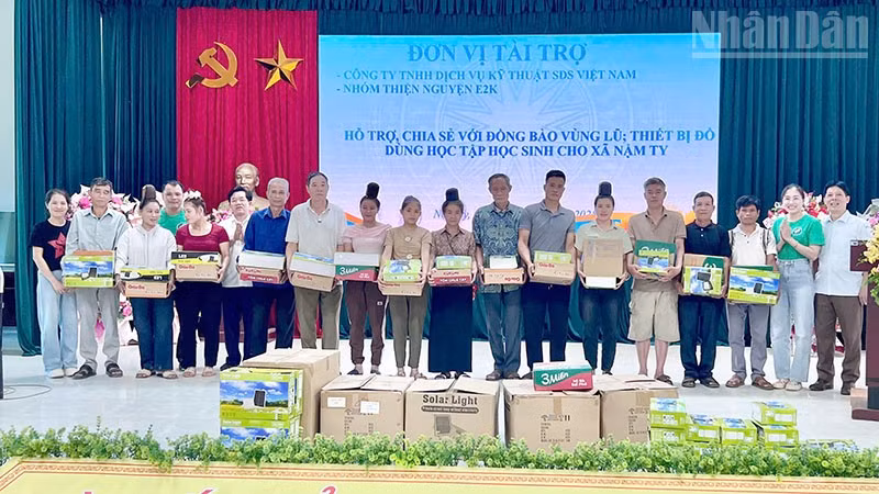 Trao tặng đèn năng lượng mặt trời và nhu yếu phẩm cho người dân bị ảnh hưởng bởi thiên tai.