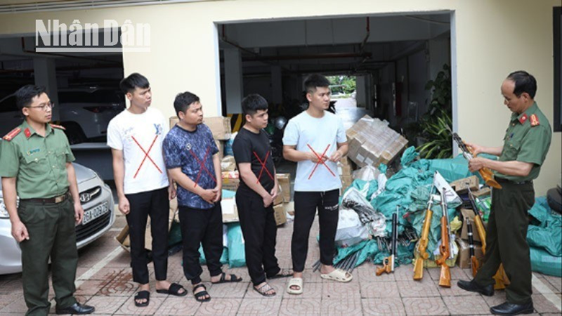 Các đối tượng (dấu X) cùng tang vật tại cơ quan Công an.