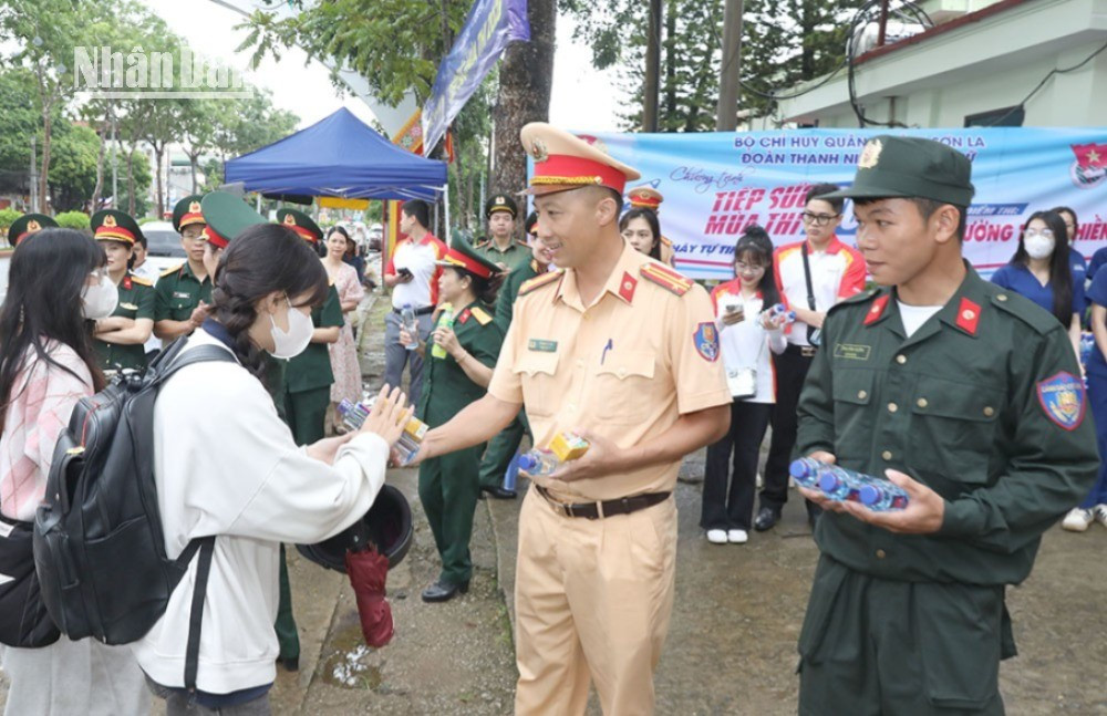 Cùng với các lực lượng, Công an tỉnh Sơn La đã tổ chức cấp phát miễn phí nước lọc và sữa cho các thí sinh. son-la-1-3379.jpg