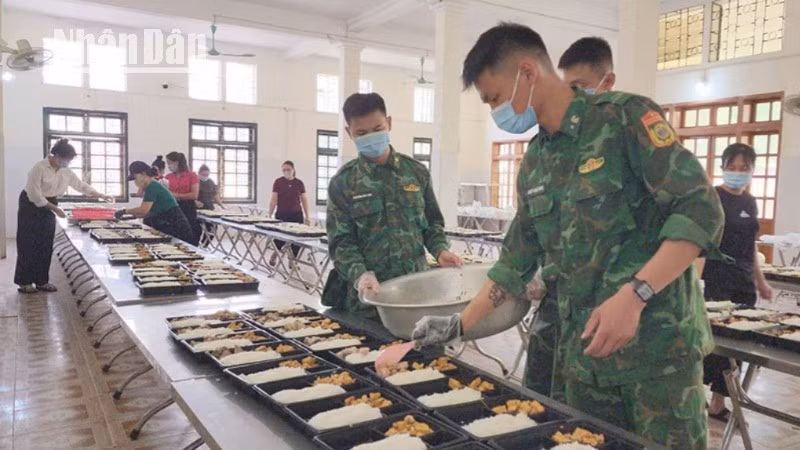 Hàng trăm suất ăn được Bộ đội Biên phòng và các lực lượng chuẩn bị cho các em học sinh xa điểm thi tại vùng biên giới Sốp Cộp, Sông Mã, tỉnh Sơn La.