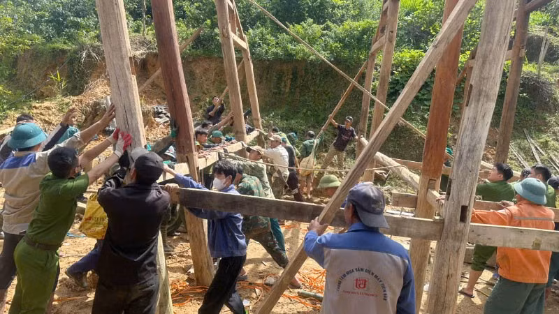 Phường Chiềng Cơi huy động các lực lượng di dời nhà cửa, tài sản của 4 hộ dân ra khỏi khu vực có nguy cơ sạt lở nghiêm trọng. (Ảnh: NGUYỄN THẢN)