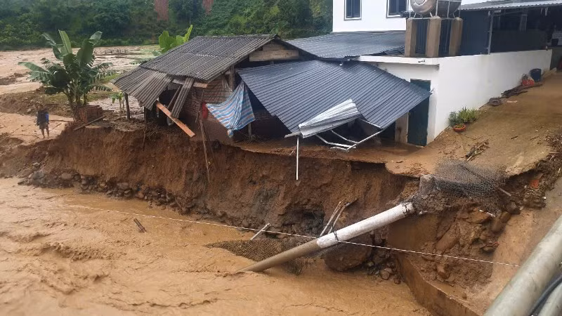Mưa lũ trong đêm đã làm ảnh hưởng tới nhiều nhà người dân tại các bản của xã Mường Lầm (huyện Sông Mã cũ), tỉnh Sơn La. (Ảnh: THU QUỲNH)