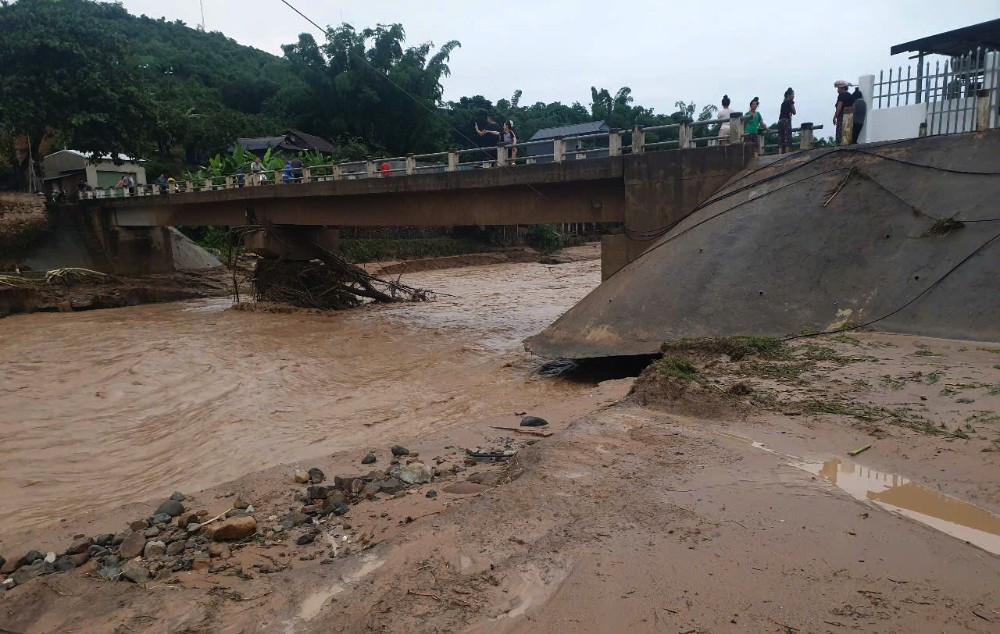 Mưa kéo dài gây lũ lớn kéo về trong đêm tại các xã của huyện Sông Mã cũ đã gây thiệt hại nhiều về hoa màu, nhà cửa của người dân. (Ảnh: THU QUỲNH) 4.jpg