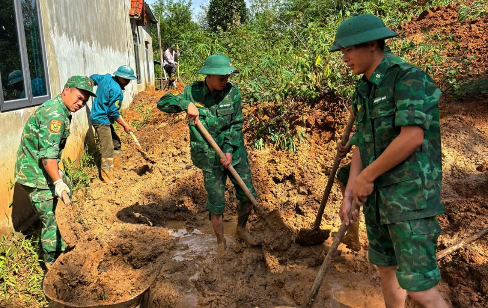 Cán bộ, chiến sĩ các Đồn Biên phòng tham gia dọn dẹp bùn đất sạt lở vào nhà người dân. anh-7.jpg