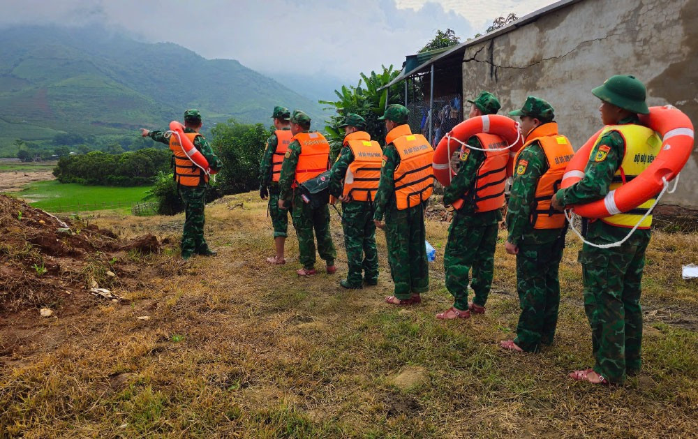 Đồn Biên phòng Mường Cai cử cán bộ, chiến sĩ tham gia tìm kiếm các nạn nhân còn mất tích trong đợt mưa lũ vừa qua. anh-5.jpg