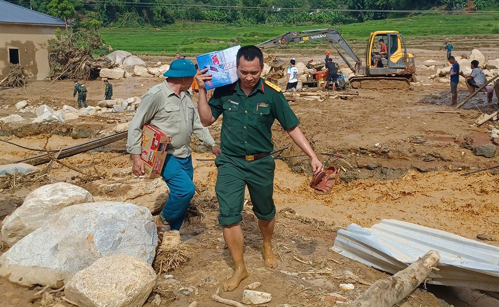 Các lực lượng tham gia tiếp tế thực phẩm và bảo đảm công tác phòng, chống dịch bệnh cho người dân tại các xã bị ảnh hưởng bởi mưa lũ. 6.jpg