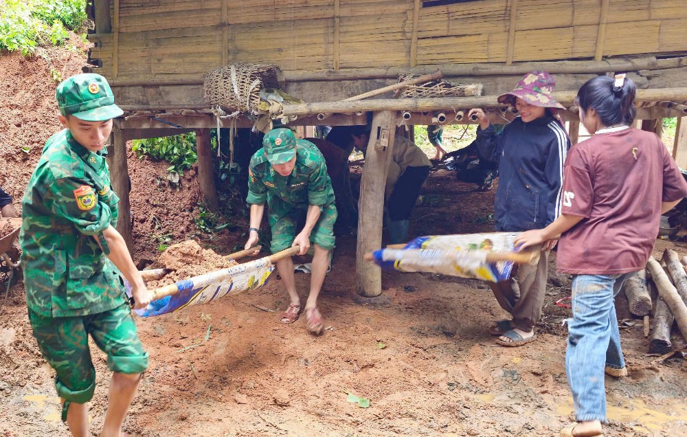 Ngay sau khi cơn bão đi qua, cán bộ, chiến sĩ Bộ đội Biên phòng Sơn La đã có mặt giúp các hộ gia đình khắc phục hậu quả mưa lũ. anh-4.jpg
