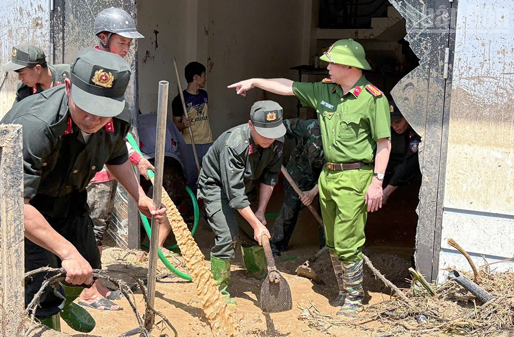 Hiện tỉnh Sơn La đã huy động các lực lượng công an, quân đội và người dân khẩn trương tham gia hỗ trợ người dân vùng lũ khắc phục hậu quả do mưa lũ. ndo_tr_img-5208.jpg