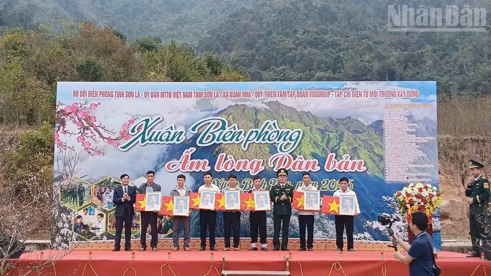 Lãnh đạo Ban Chỉ huy Bộ đội Biên phòng tỉnh Sơn La tặng cờ Tổ quốc, ảnh Bác Hồ cho 17 bản của xã Xuân Nha.
