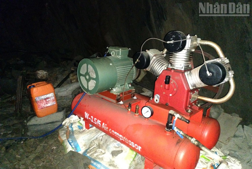 Nhiều máy móc được các đối tượng trang bị để hỗ trợ việc khai thác vàng trái phép phía bên trong hang. ndo_tr_18.jpg