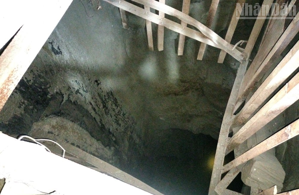 Một chiếc hố sâu 3 mét phía bên trong hang do các đối tượng khai thác vàng đào để lấy quặng. ndo_tr_11.jpg