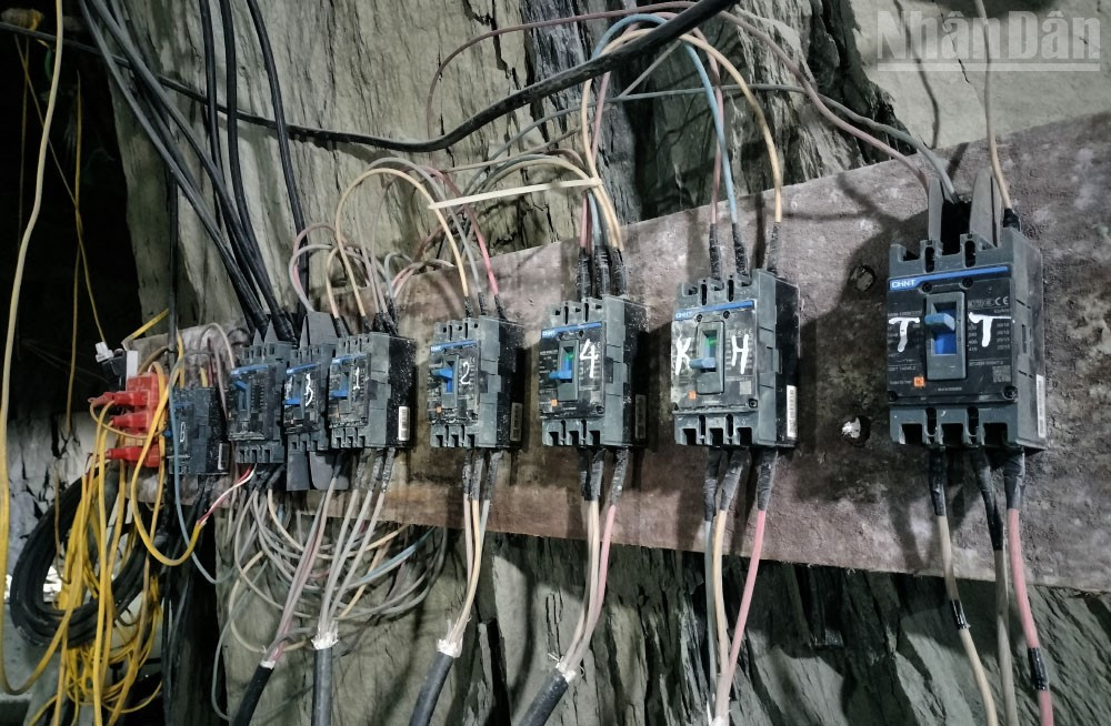 Những chiếc Aptomat điện được gắn trên vách hang, khu vực nghiền quặng. ndo_tr_13.jpg