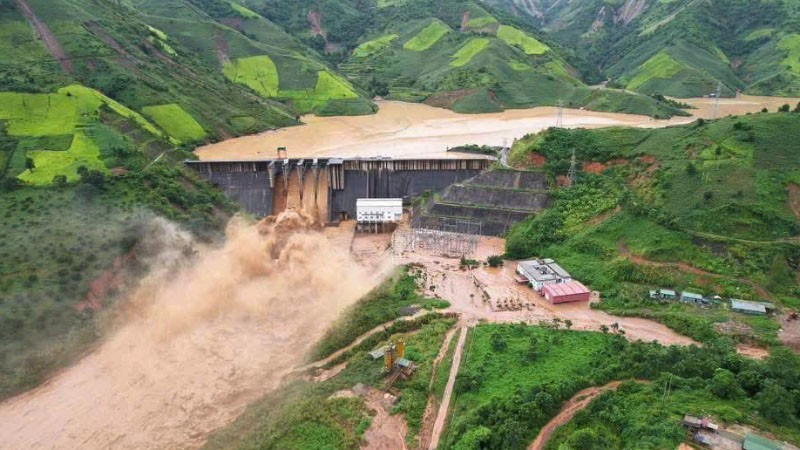Nước lũ dâng cao, thủy điện Sông Mã 3 đã mở các cửa xả lũ theo quy trình sẵn sàng đón lũ lớn.