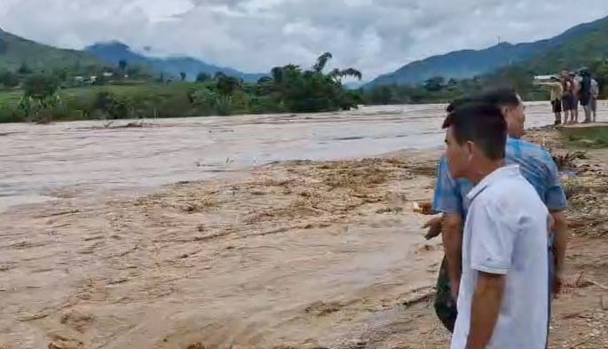 Nước lũ dâng cao dọc dòng sông Mã đã gây ảnh hưởng tới nhiều nhà dân tại các xã. 7.jpg