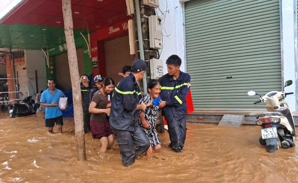 Nhiều gia đình, người dân đã được lực lượng Công an Sơn La kịp thời hỗ trợ đến vị trí an toàn. 2-8905.jpg