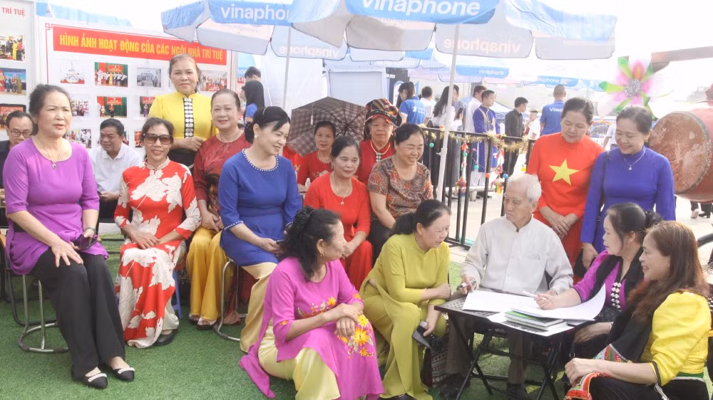 Trải nghiệm nghệ nhân viết chữ Thái tại Ngày hội Sách, Khoa học, Công nghệ và Đổi mới sáng tạo năm 2026.