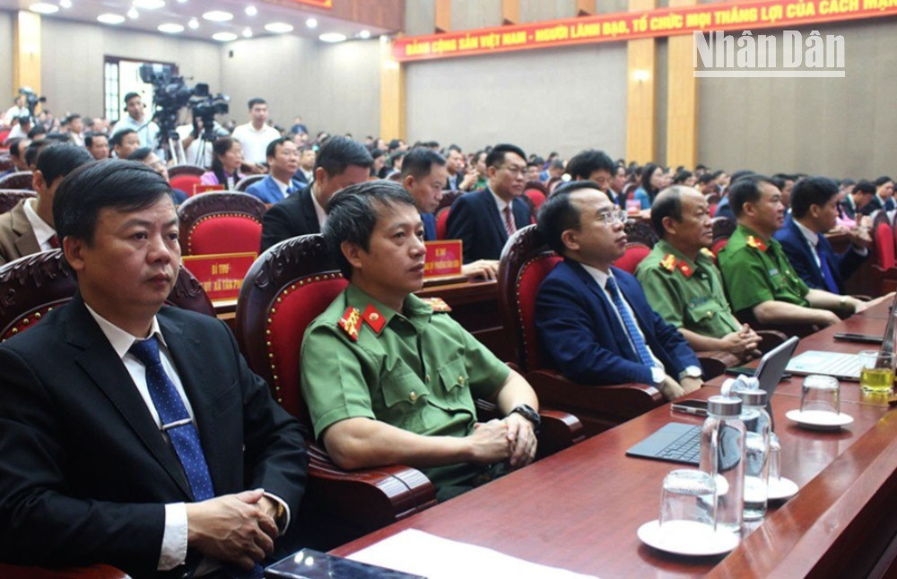 Đại biểu các sở, ngành và các huyện, thị xã, thành phố Sơn La dự Lễ công bố Nghị quyết kết thúc hoạt động đơn vị hành chính cấp huyện, sắp xếp các đơn vị hành chính cấp xã tại Sơn La. 2-5471.jpg