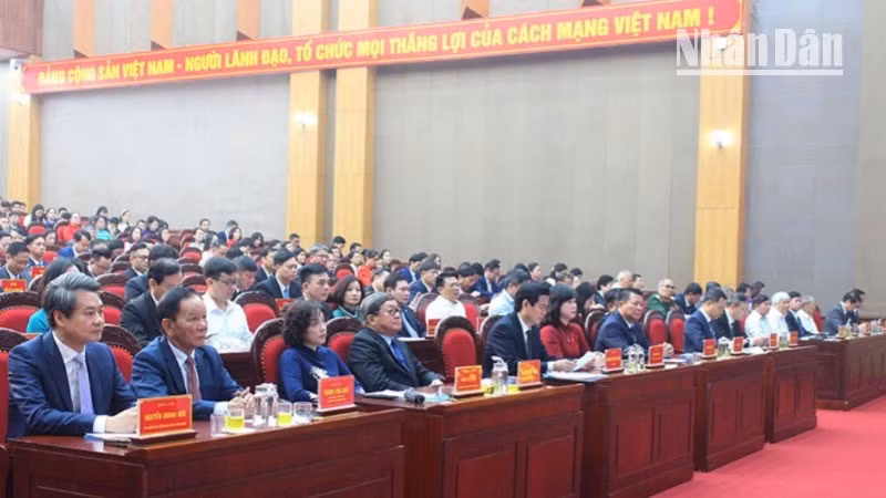 Các đại biểu dự Lễ công bố Nghị quyết của Quốc hội, Ủy ban Thường vụ Quốc hội về việc kết thúc hoạt động đơn vị hành chính cấp huyện, sắp xếp các đơn vị hành chính cấp xã tại Sơn La.