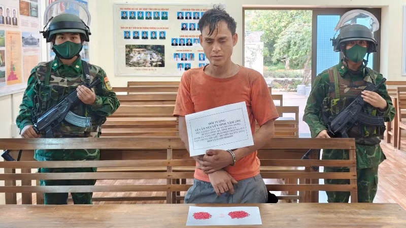 Đối tượng Vì Văn Nguyên, bản Nà Cầm, xã Mường Hung, huyện Sông Mã cùng số ma túy tổng hợp. 