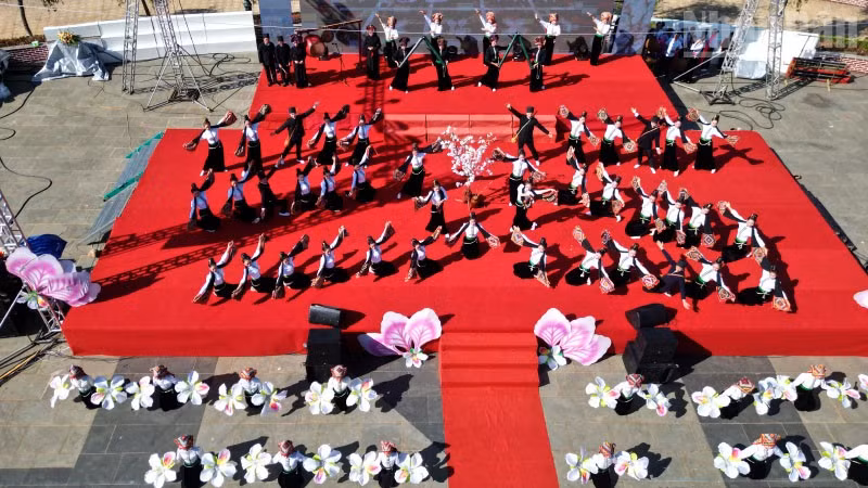 Liên hoan nghệ thuật xòe Thái tỉnh Sơn La lần thứ 2 được tổ chức tại sân Ao cá Bác Hồ, Quảng trường Tây Bắc. 