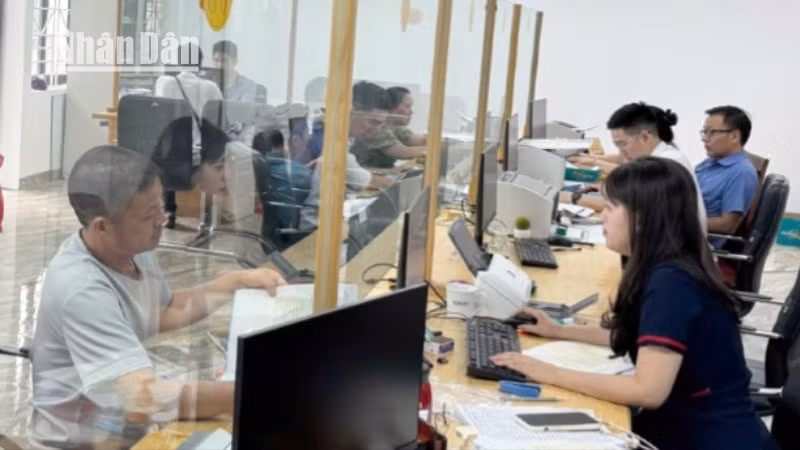 Trung tâm hành chính công thành phố Sơn La tập trung giải quyết thủ tục hành chính cho người dân trước khi vận hành mô hình chính quyền. (Ảnh: LAM GIANG)