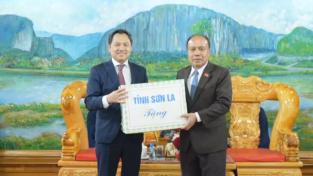 Đồng chí Nguyễn Đình Việt, Phó Bí thư Tỉnh ủy, Chủ tịch Ủy ban nhân dân tỉnh Sơn La chào xã giao, thăm và chúc Tết lãnh đạo tỉnh Huaphanh, nước bạn Lào.