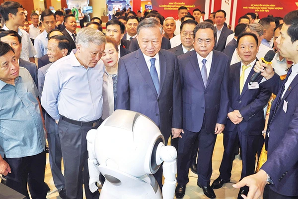 Tổng Bí thư Tô Lâm và các đại biểu tham quan triển lãm "Những thành tựu trong phát triển kinh tế tư nhân và các gian hàng trưng bày sản phẩm của các doanh nghiệp tư nhân". (Ảnh: THỐNG NHẤT/TTXVN)