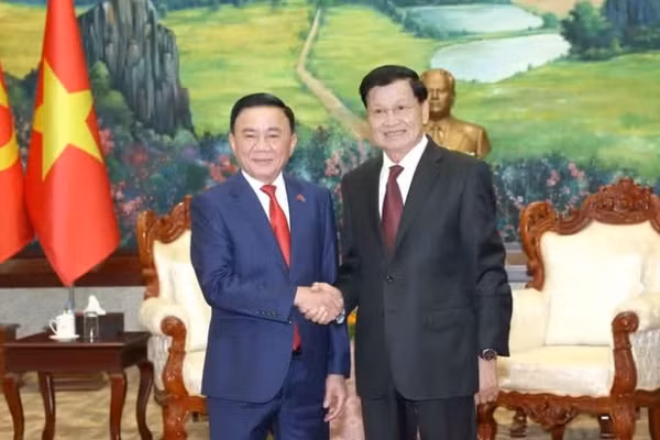 Thường trực Ban Bí thư Trần Cẩm Tú hội kiến Tổng Bí thư, Chủ tịch nước Lào Thongloun Sisoulith. (Ảnh: TTXVN)