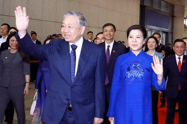 Tổng Bí thư, Chủ tịch nước Tô Lâm cùng Phu nhân tại ga Nam Ninh Đông, Thành phố Nam Ninh (Trung Quốc). (Ảnh: Thống Nhất -TTXVN)