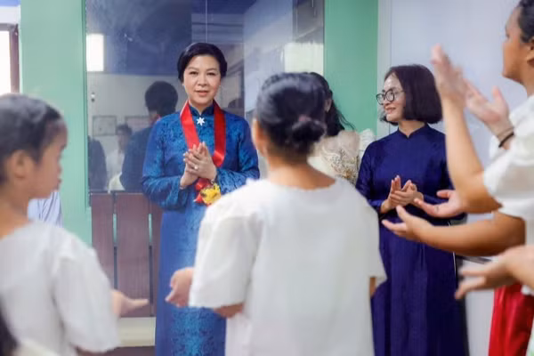 Bà Ngô Phương Ly - Phu nhân Tổng Bí thư, Chủ tịch nước Tô Lâm thăm Trung tâm Asilo de San Vicente de Paul và gặp gỡ những em nhỏ đang được chăm sóc tại Asilo. (Ảnh: TTXVN)