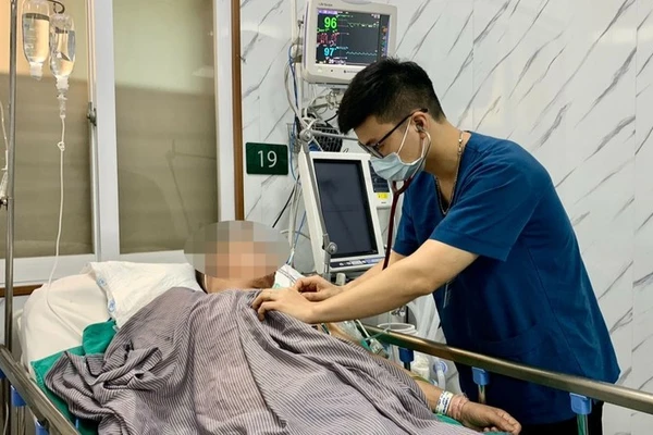 BSCKII Nguyễn Tiến Dũng - Phó Giám đốc Trung tâm Đột quỵ, Bệnh viện Bạch Mai thăm khám cho người bệnh.