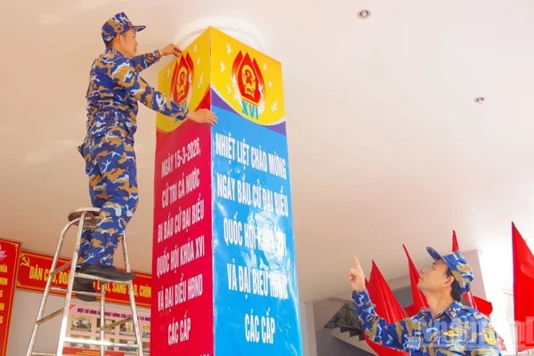 Thượng tá Hà Văn Hậu, Phó Chính ủy Lữ đoàn chỉ đạo công tác trang trí tuyên truyền cho bầu cử.