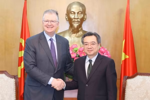 Trưởng Ban Chính sách, Chiến lược Trung ương Nguyễn Thanh Nghị tiếp ông Daniel J. Kritenbrink, Ủy viên Hội đồng quản trị Tập đoàn TAG (Hoa Kỳ). (Ảnh: Phương Hoa/TTXVN)