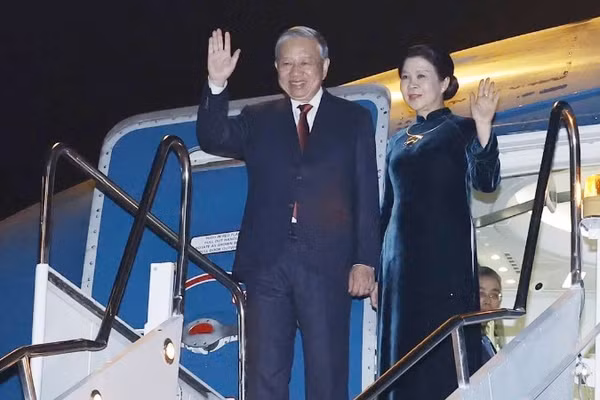 Tổng Bí thư Tô Lâm và Phu nhân Ngô Phương Ly tại sân bay quốc tế Wattay, thủ đô Viêng Chăn. (Ảnh: Thống Nhất/TTXVN)