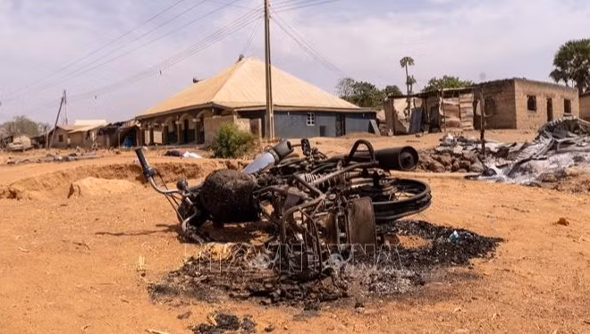 Cảnh tàn phá sau vụ tấn công của các nhóm vũ trang tại khu vực Woro và Nuku thuộc bang Kwara, Nigeria ngày 5/2/2026. (Ảnh tư liệu: Anadolu Agency/TTXVN)