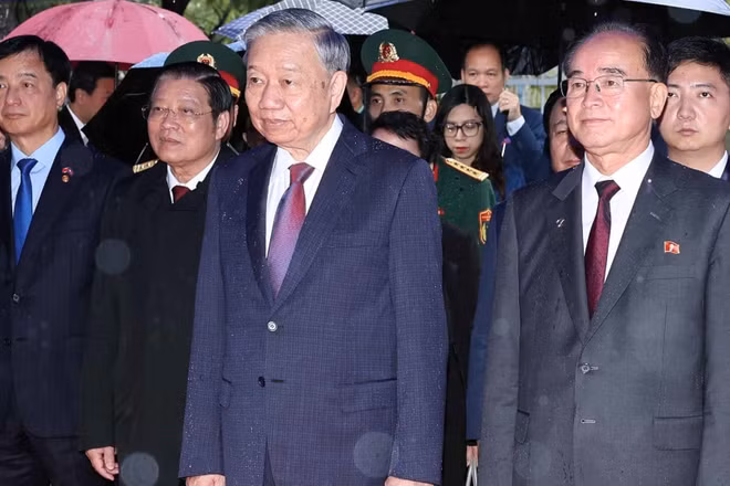 Tổng Bí thư Tô Lâm dự Lễ khánh thành Tượng đài Chủ tịch Hồ Chí Minh trong khuôn viên Đại sứ quán Việt Nam tại Triều Tiên. (Ảnh: TTXVN)