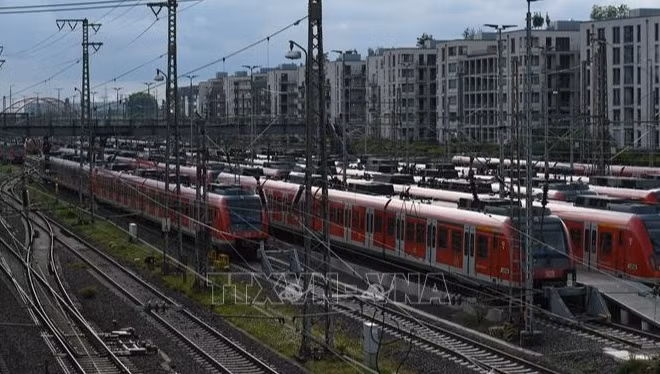 Tàu hỏa tại nhà ga ở Frankfurt, Đức. (Ảnh: THX/TTXVN)