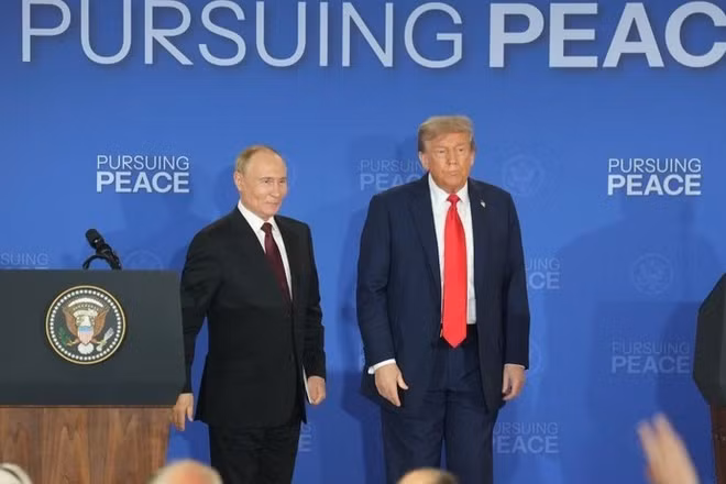 Tổng thống Mỹ Donald Trump (phải) và Tổng thống Nga Vladimir Putin trong cuộc họp báo chung tại Căn cứ Elmendorf-Richardson ở Anchorage, bang Alaska (Mỹ) ngày 15/8/2025. (Nguồn: THX/TTXVN)