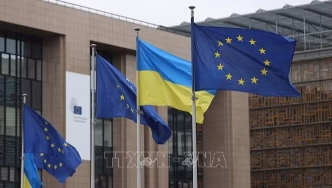 Cờ Liên minh châu Âu và cờ Ukraine tại trụ sở Ủy ban châu Âu ở Brussels, Bỉ. (Ảnh: THX/TTXVN)