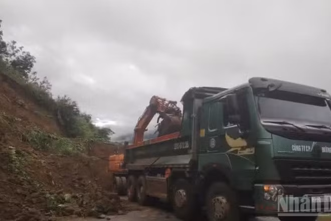 Mưa lớn gây sạt lở nhiều tuyến đường trên địa bàn tỉnh Điện Biên.