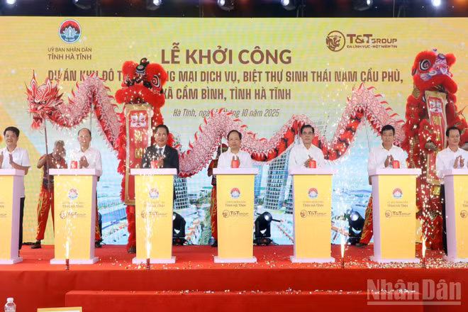 Đại diện lãnh đạo tỉnh Hà Tĩnh và Tập đoàn T&T thực hiện nghi thức khởi công dự án.