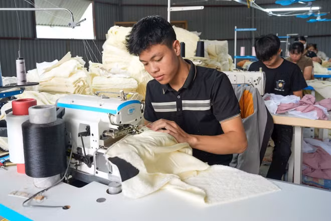 Một cơ sở may mặc tại tỉnh Phú Thọ. (Ảnh: VIỆT PHONG)