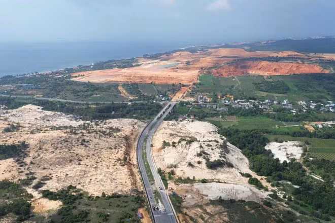 Đường ĐT.719B (xã Tân Thành) chưa hoàn thiện do còn vướng 3,88km của mỏ khoáng sản titan.