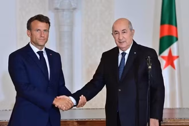 Tổng thống Algeria Abdelmadjid Tebboune bắt tay Tổng thống Pháp Emmanuel Macron tại lễ ký kết diễn ra ở thủ đô Algiers, Algeria, ngày 27/8/2022. (Ảnh: Tân Hoa xã)